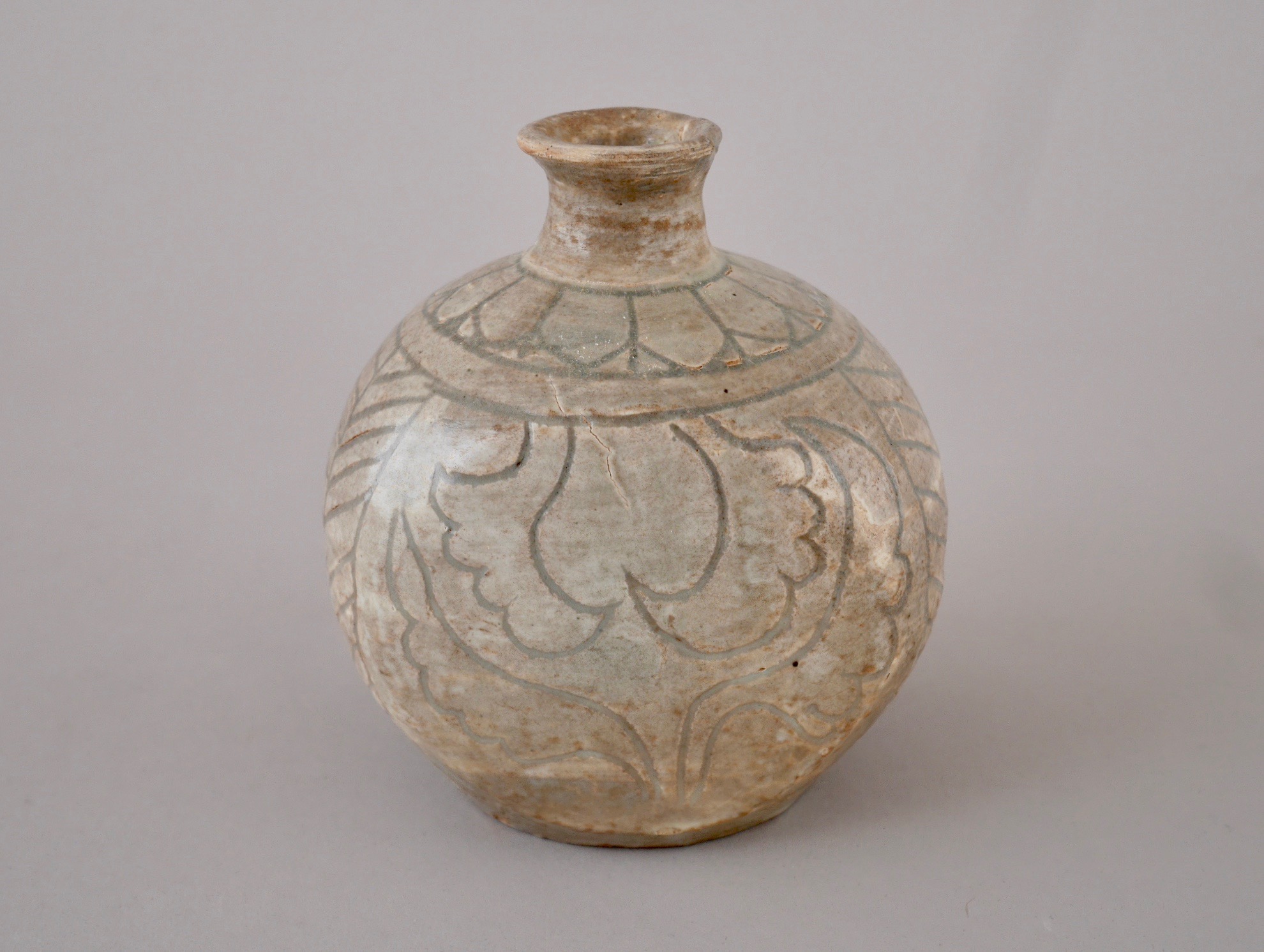 李朝粉青沙器線刻牡丹文小扁壺